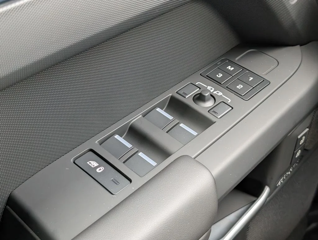 New 2026 Tasman Blue Land Rover X-Dynamic SE image 25