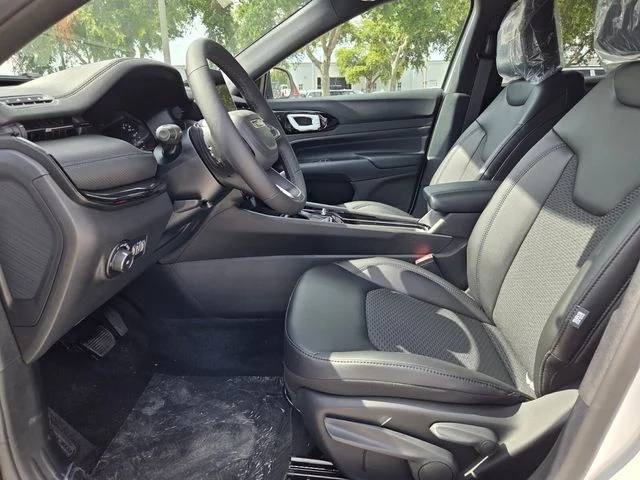 New 2026 Bright White Clear-Coat Exterior Paint Jeep Latitude image 12