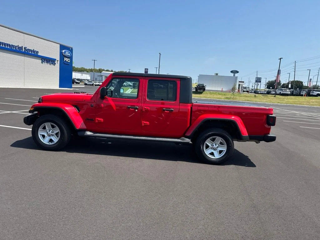 Used 2023 Red Jeep Sport S image 9