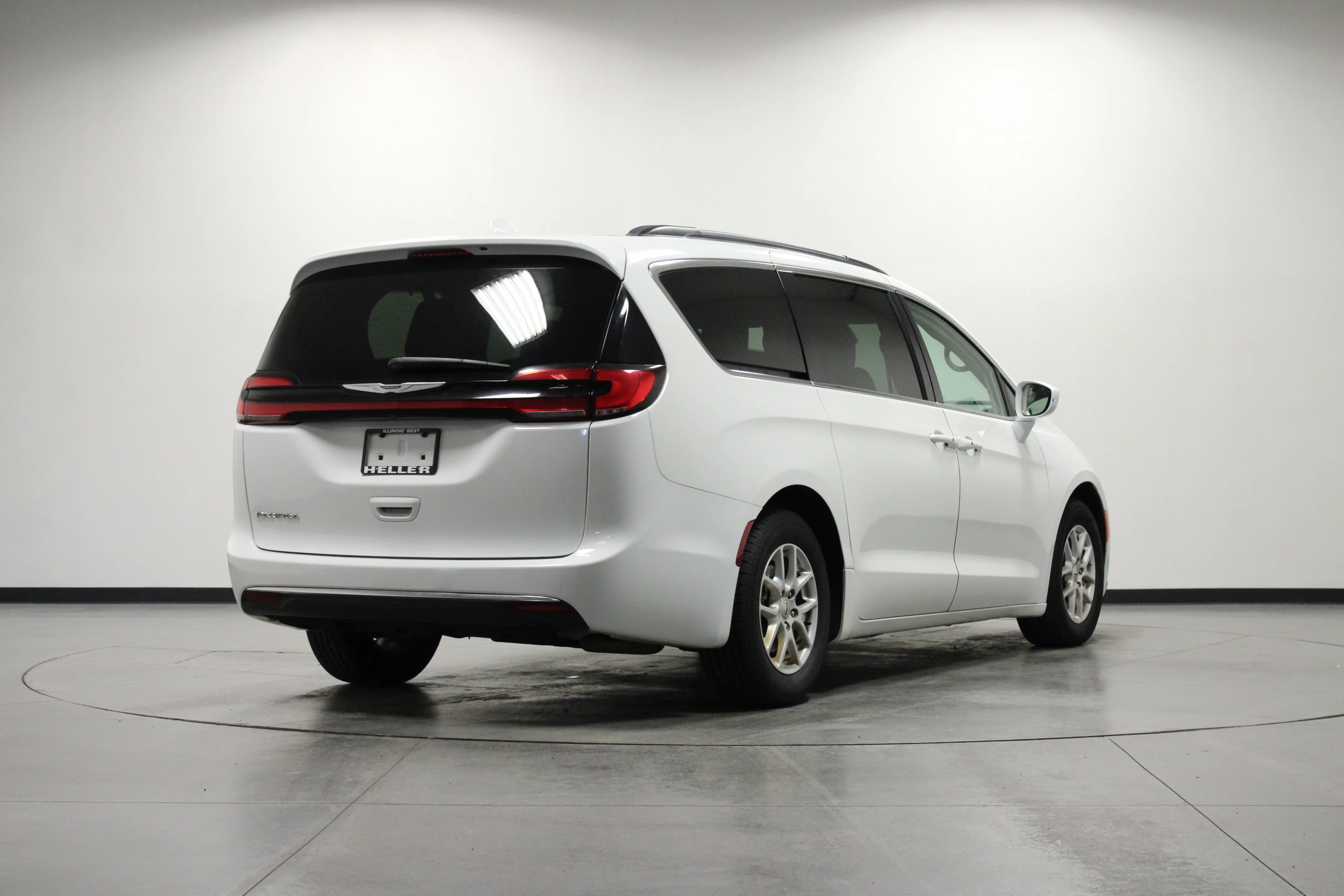 Used 2022 Bright White Clearcoat Chrysler Touring L image 4