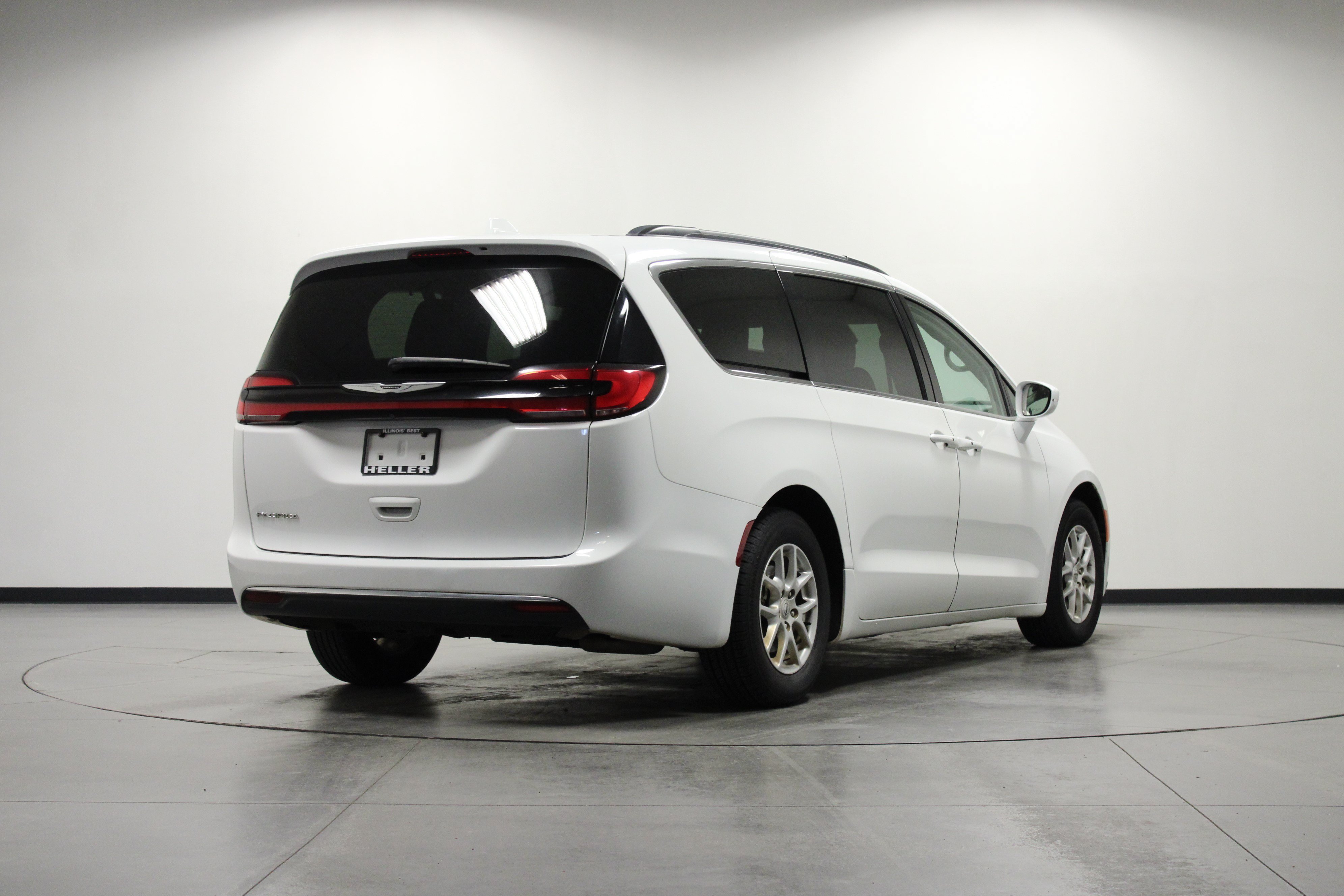 Used 2022 Bright White Clearcoat Chrysler Touring L image 4