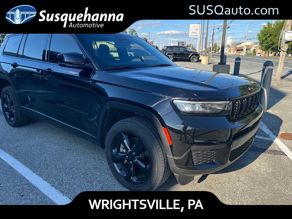 Used 2023 Diamond Black Crystal Pearlcoat Jeep Altitude image 1
