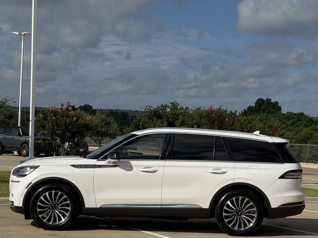 Used 2023 White Lincoln Reserve image 3
