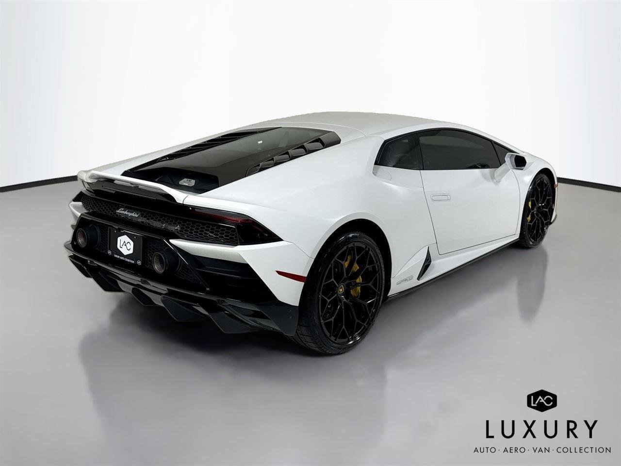 Used 2022 Bianco Canopus Lamborghini  image 6