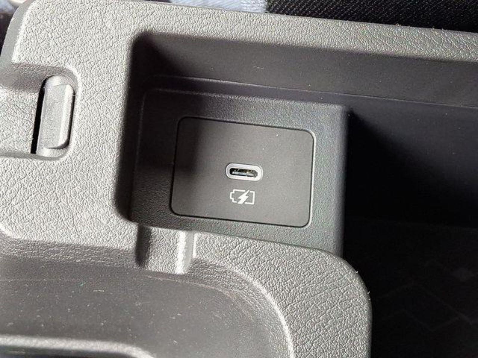 2025 Nissan Versa Sedan SV - Photo 16