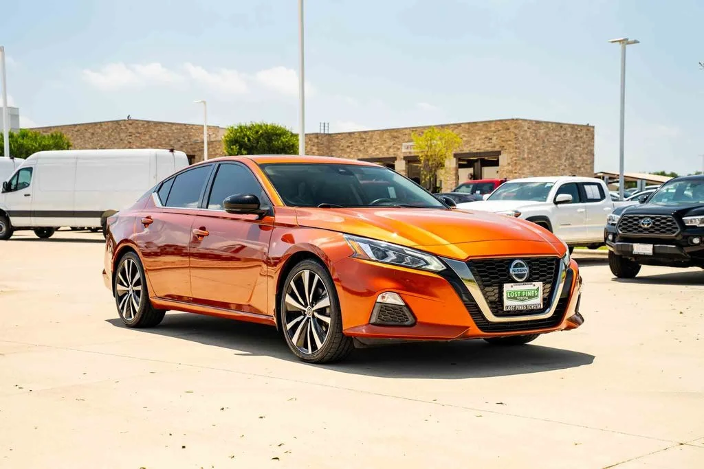 Used 2022 Orange Nissan 2.0 SR image 7