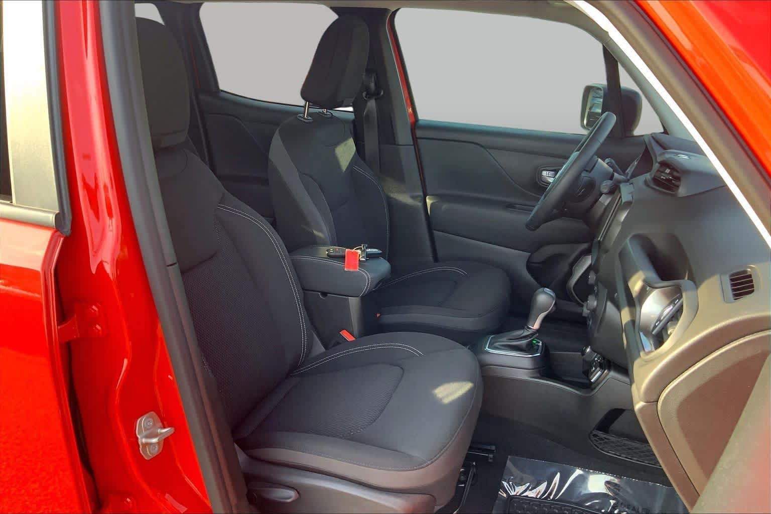 Used 2023 Colorado Red Clearcoat Jeep Latitude image 9