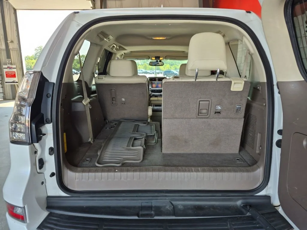 Used 2017  Lexus 460 image 3