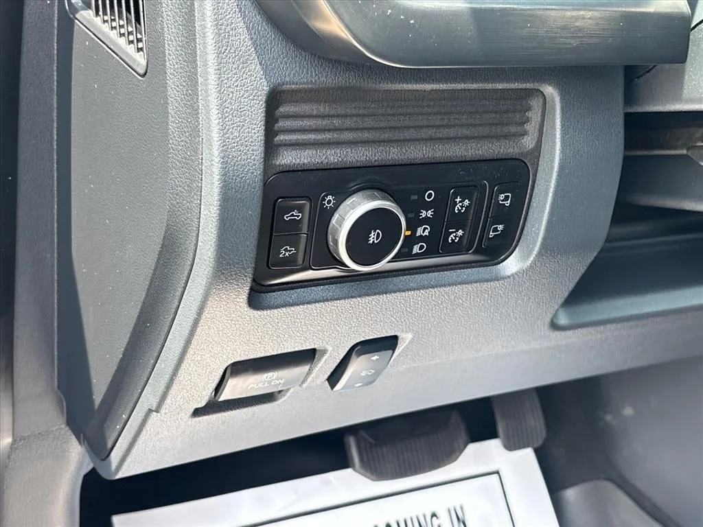 Used 2025 Gray Ford Lariat image 28