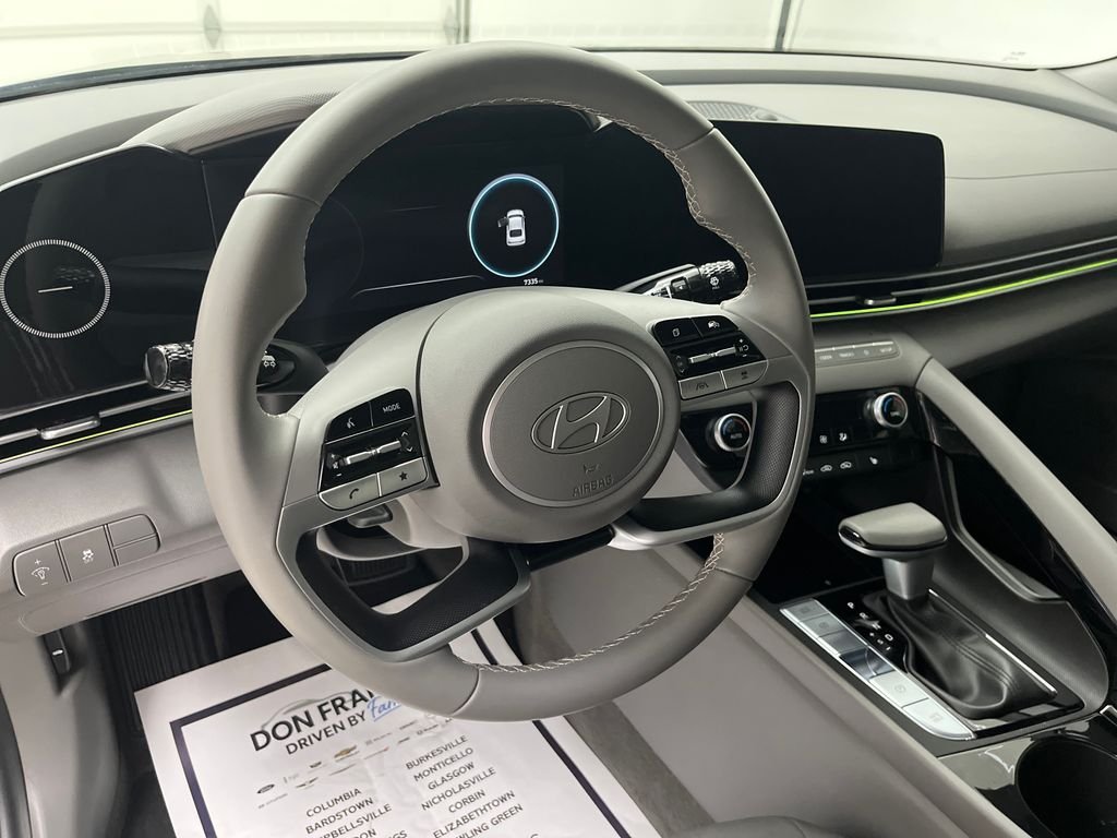 Used 2025 Black Hyundai SEL Convenience image 16