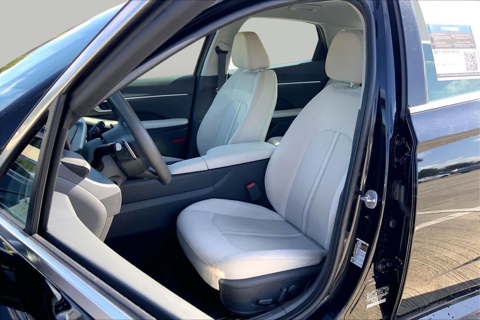 Used 2025 Abyss Black Hyundai SEL image 8