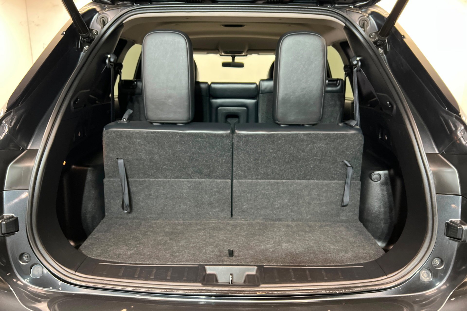 Used 2024 Silver Mitsubishi SE image 24
