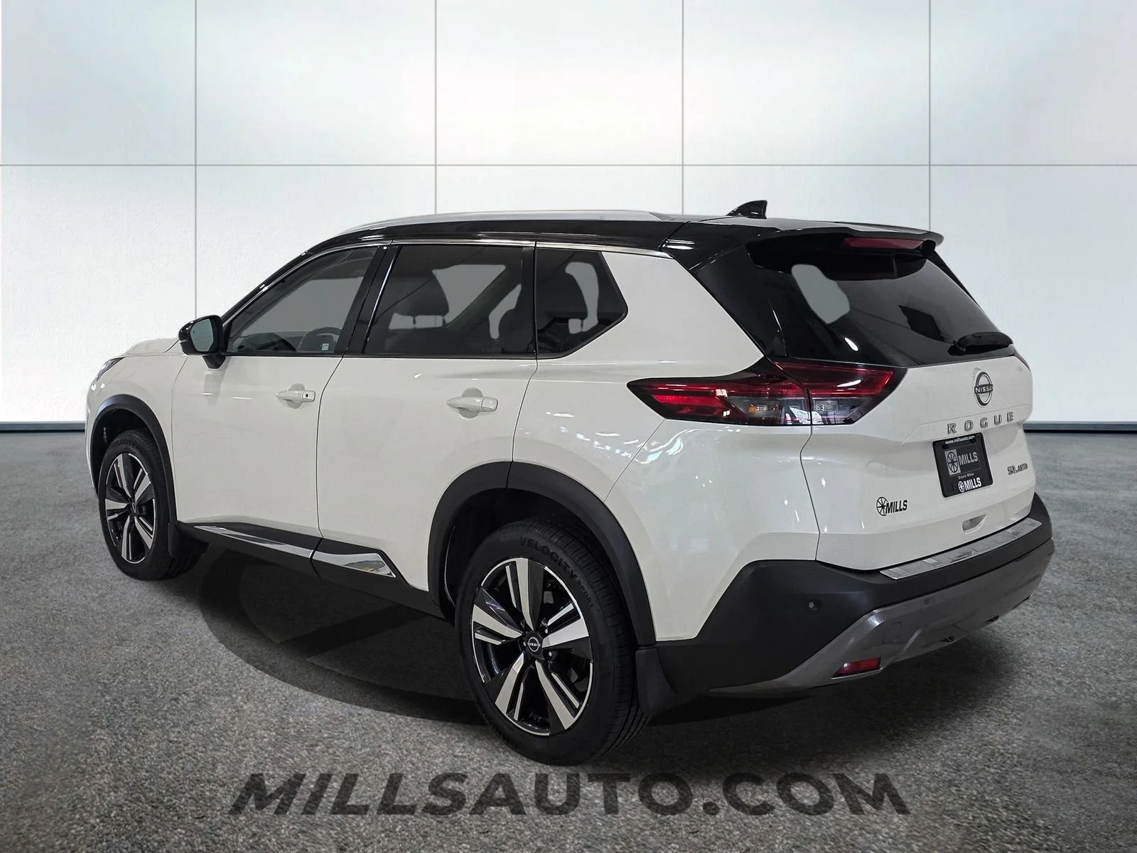 Used 2023 White Nissan SL image 4