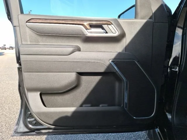 Certified Used 2025 Onyx Black GMC Elevation image 12