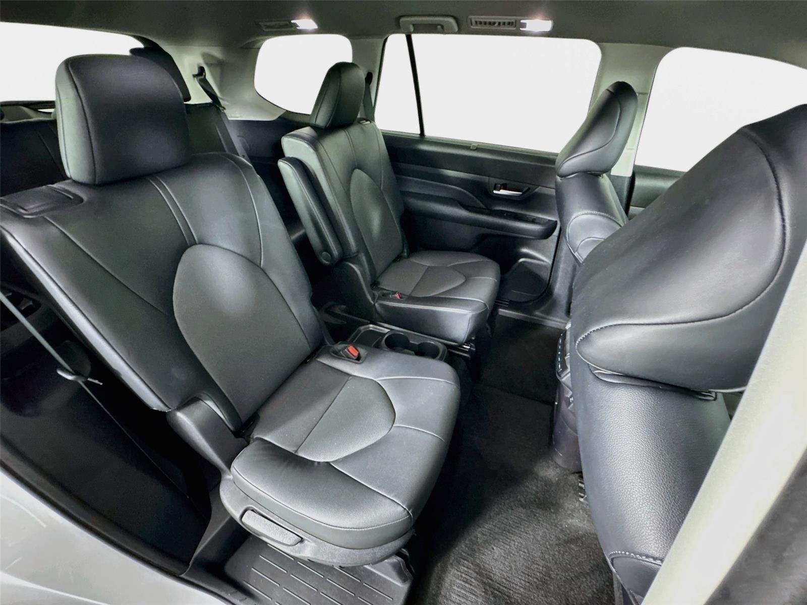 Used 2024 Pearl Toyota XLE image 27