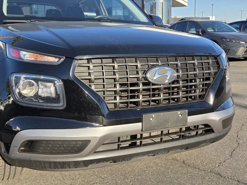 Used 2021 Black Hyundai SE image 9