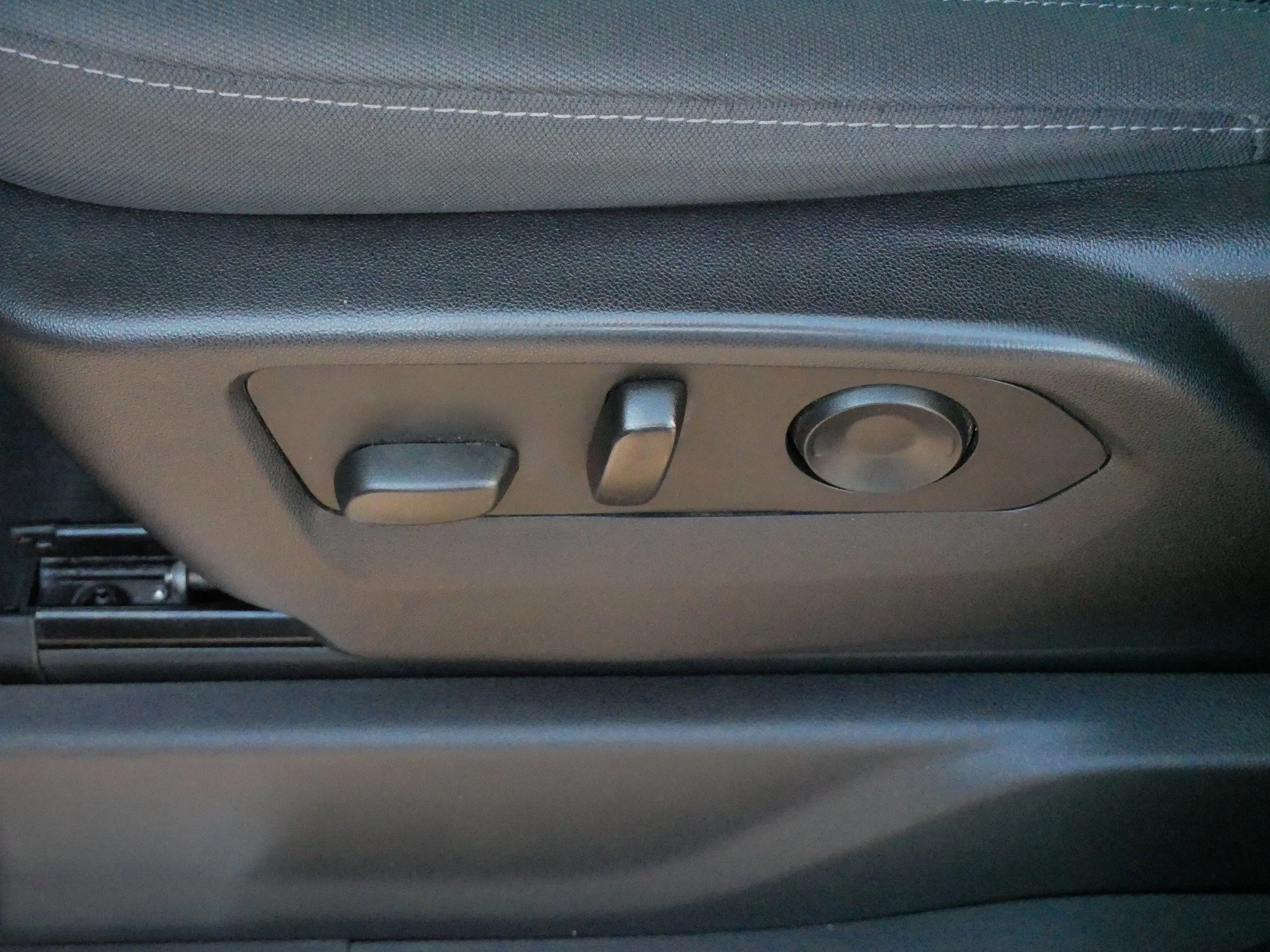 Used 2022 Summit White GMC SLE image 17