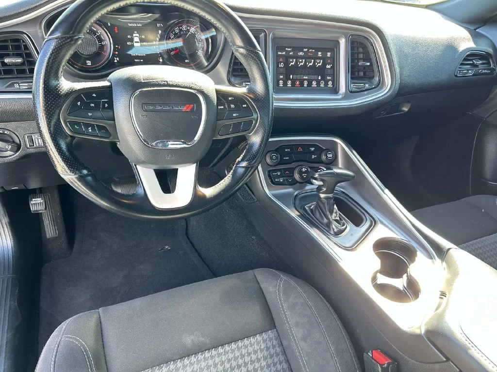 Used 2021 White Dodge SXT image 9