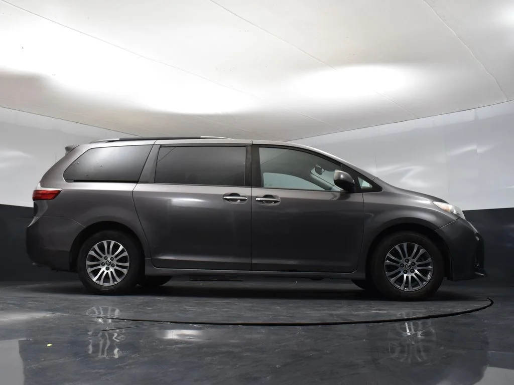 Used 2018 Gray Toyota XLE image 11