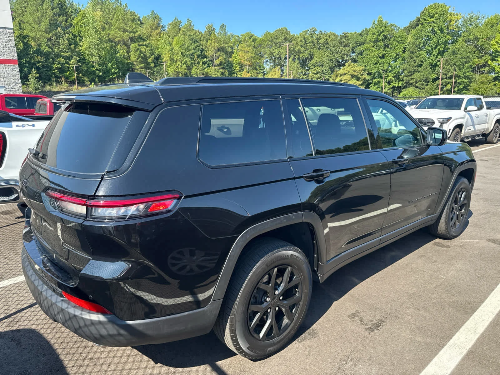 Used 2025 Diamond Black Crystal Pearlcoat Jeep Altitude image 4