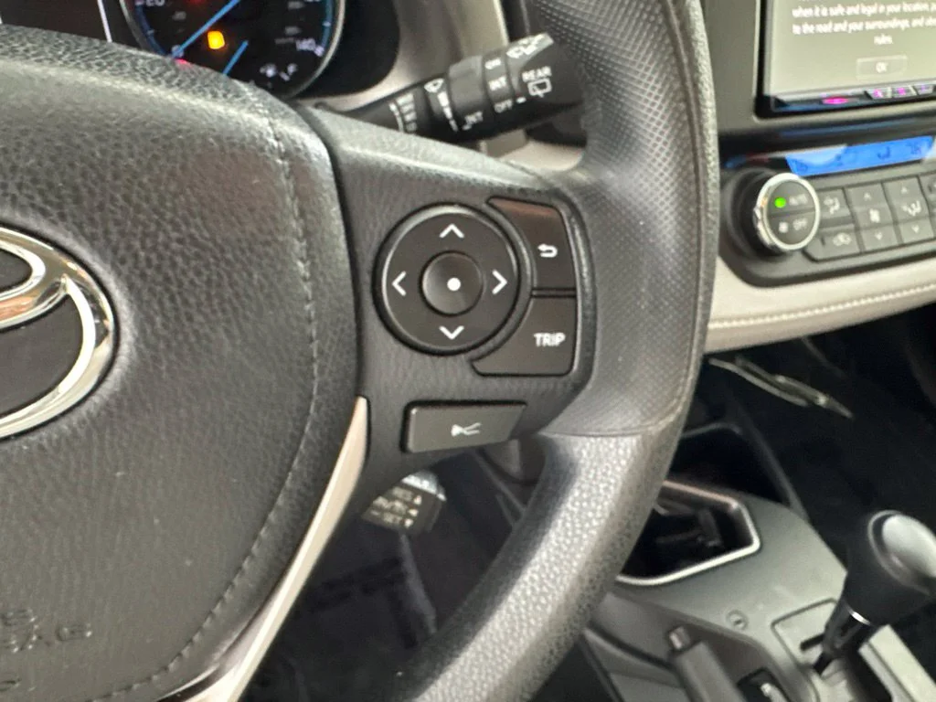 Used 2018 White Toyota LE image 39