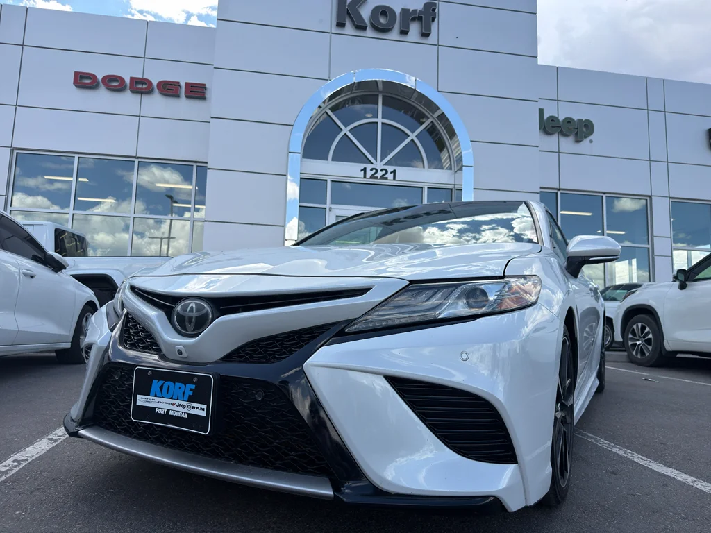 Used 2018 Super White Toyota XSE V6 image 28