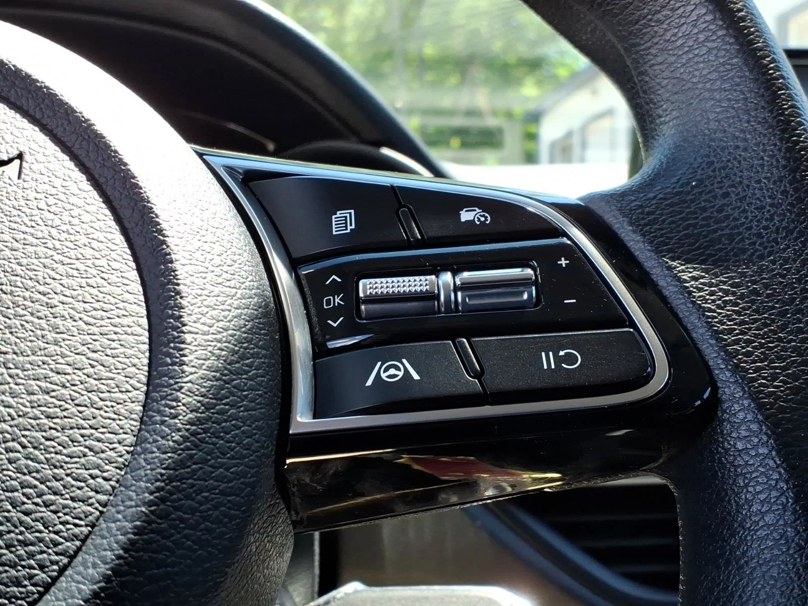Used 2023 Snow White Pearl Kia LXS image 24