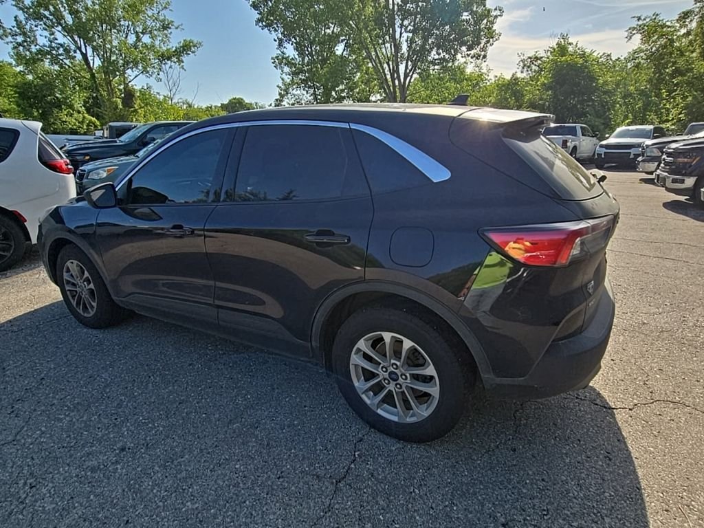 Used 2022 Black Ford SE image 4