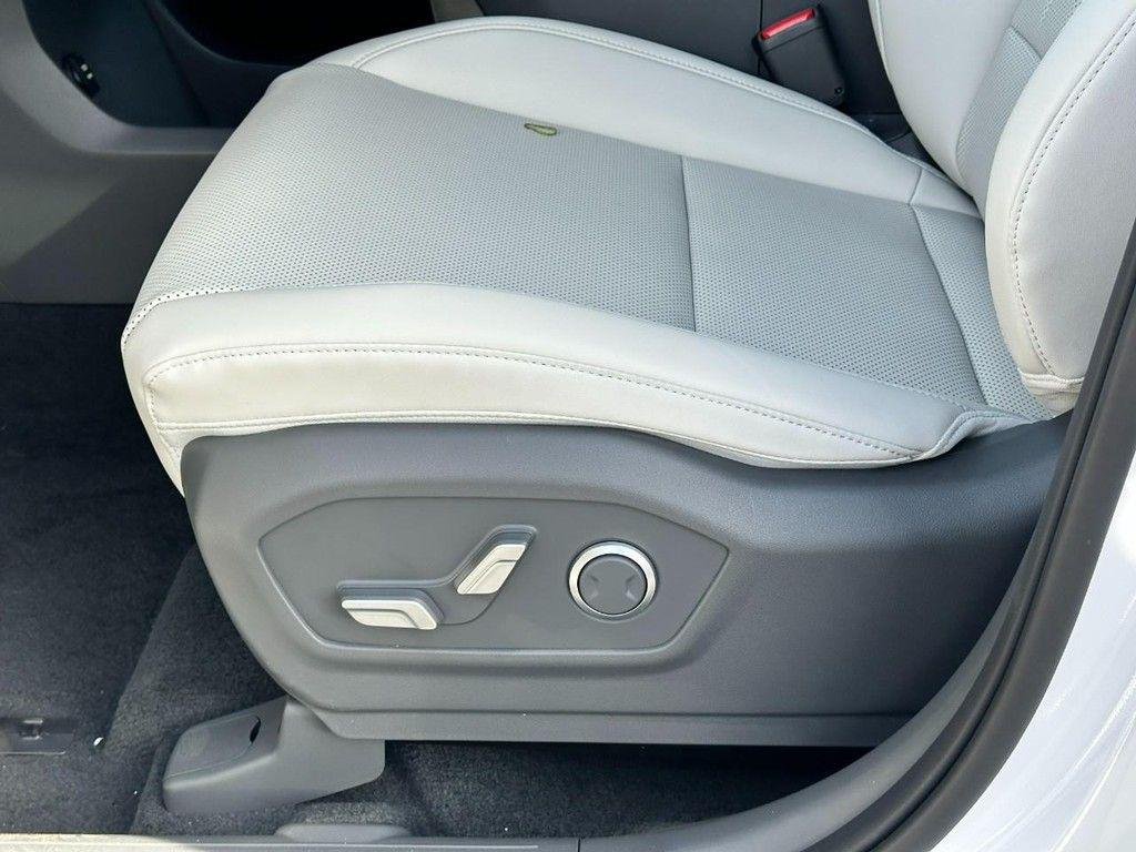 New 2026 White Hyundai SEL image 10