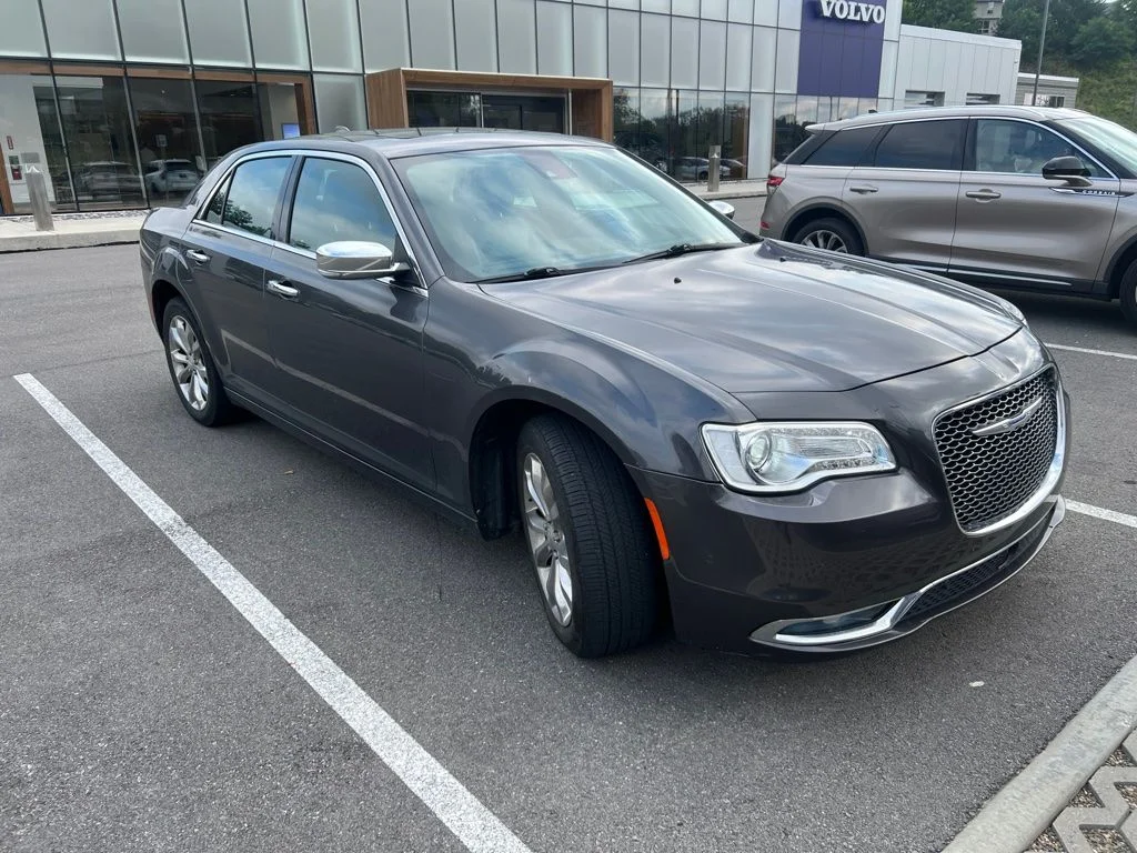 Used 2018 Crystal Metallic Chrysler Limited image 4