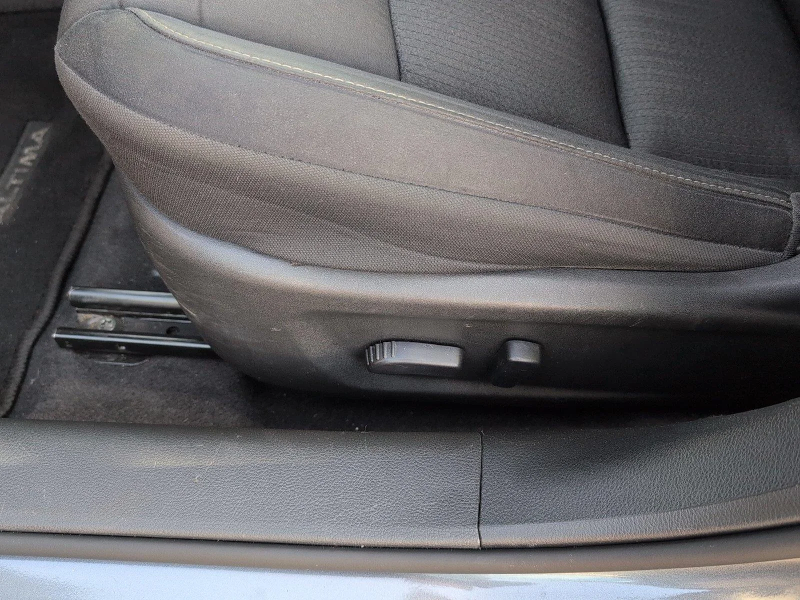 Used 2022 Gun Metallic Nissan 2.5 SV image 14