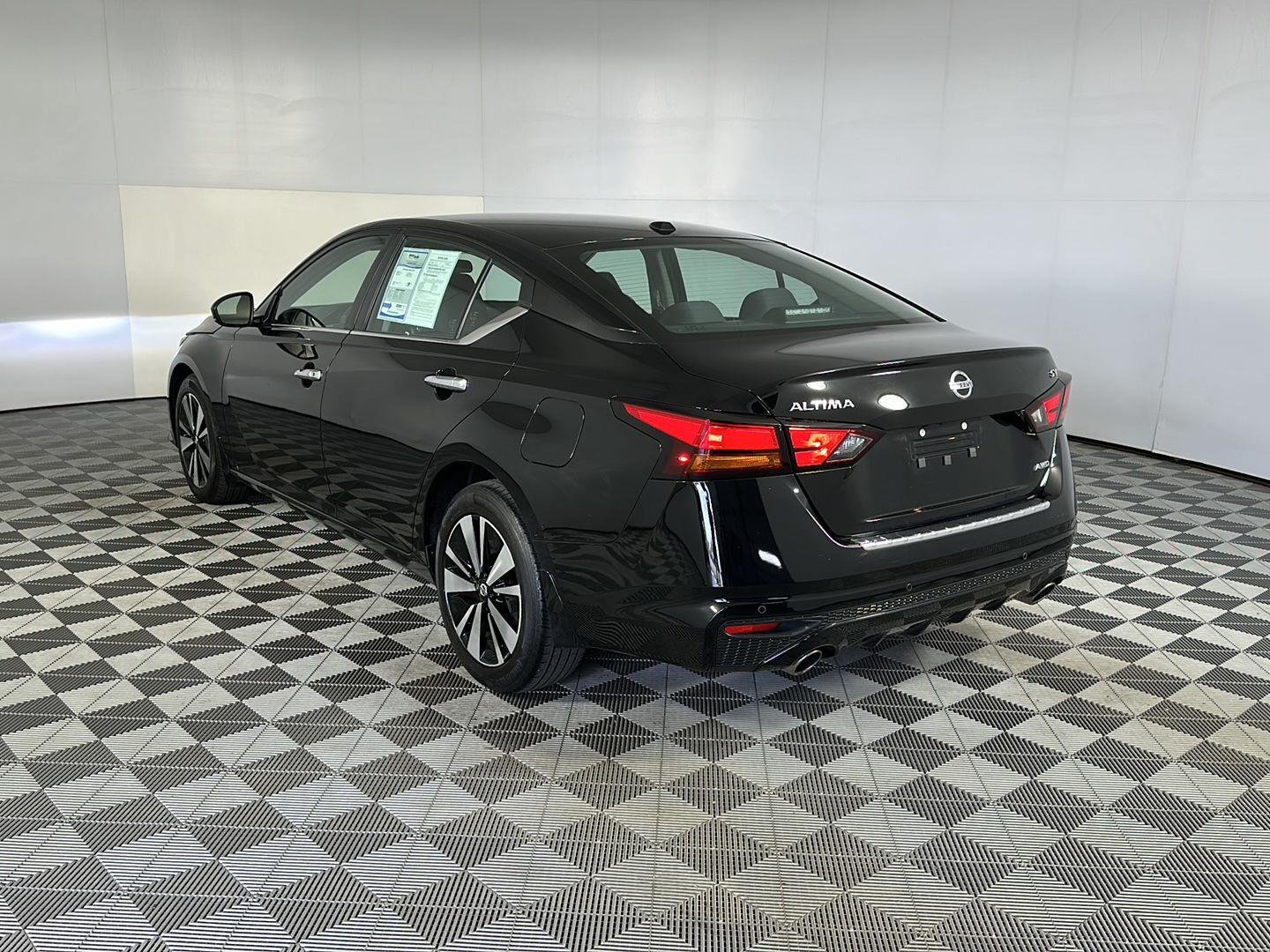 Used 2022 Super Black Nissan 2.5 SV image 7