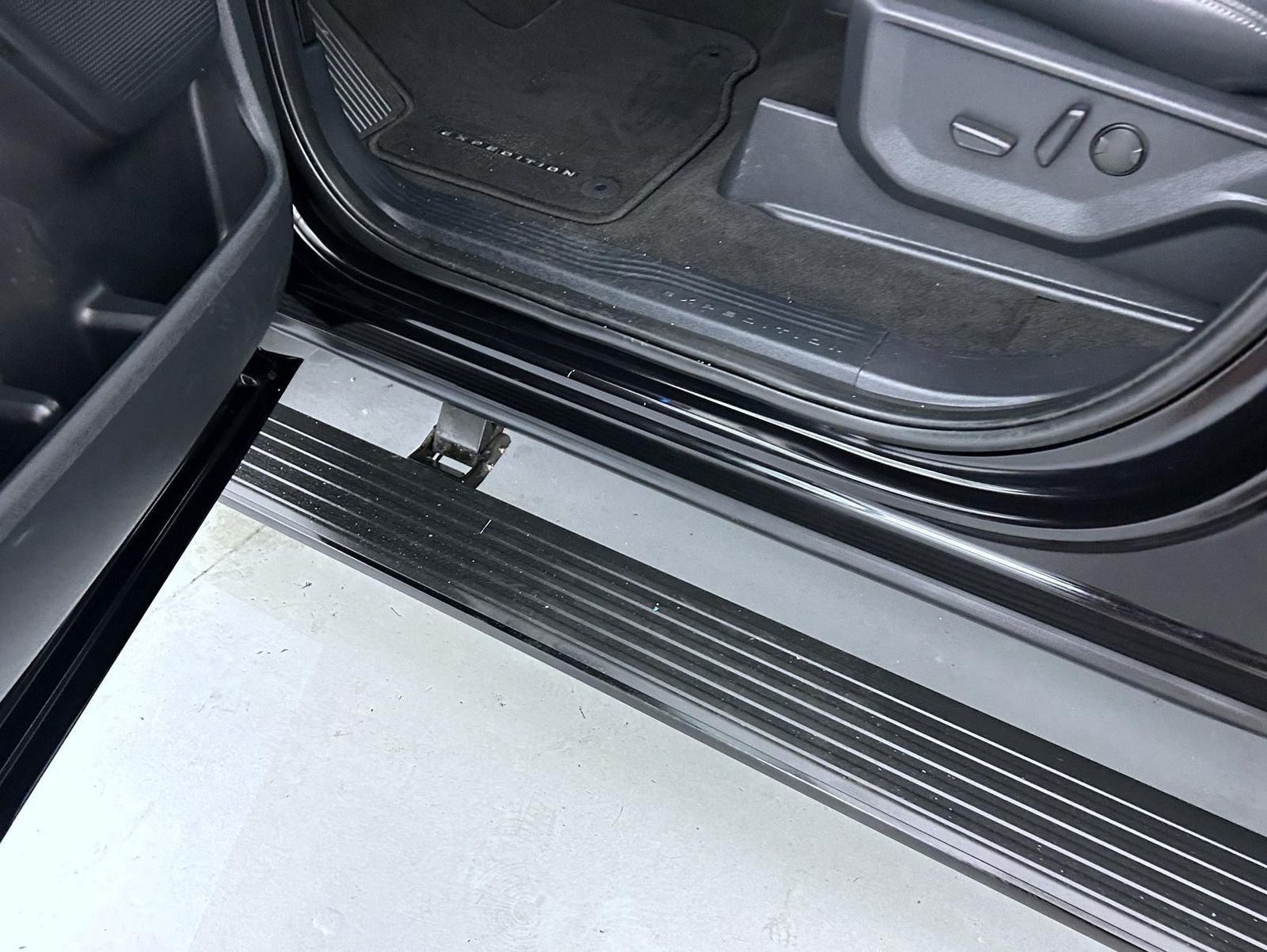 Used 2025 Black Ford Platinum image 9