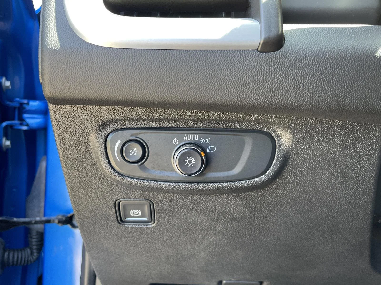 Used 2024 Riptide Metallic GMC SLE image 17