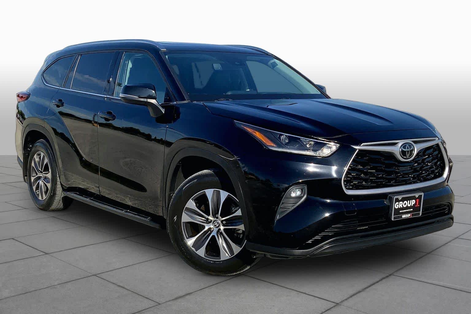 Used 2021 Midnight Black Metallic Toyota XLE image 3