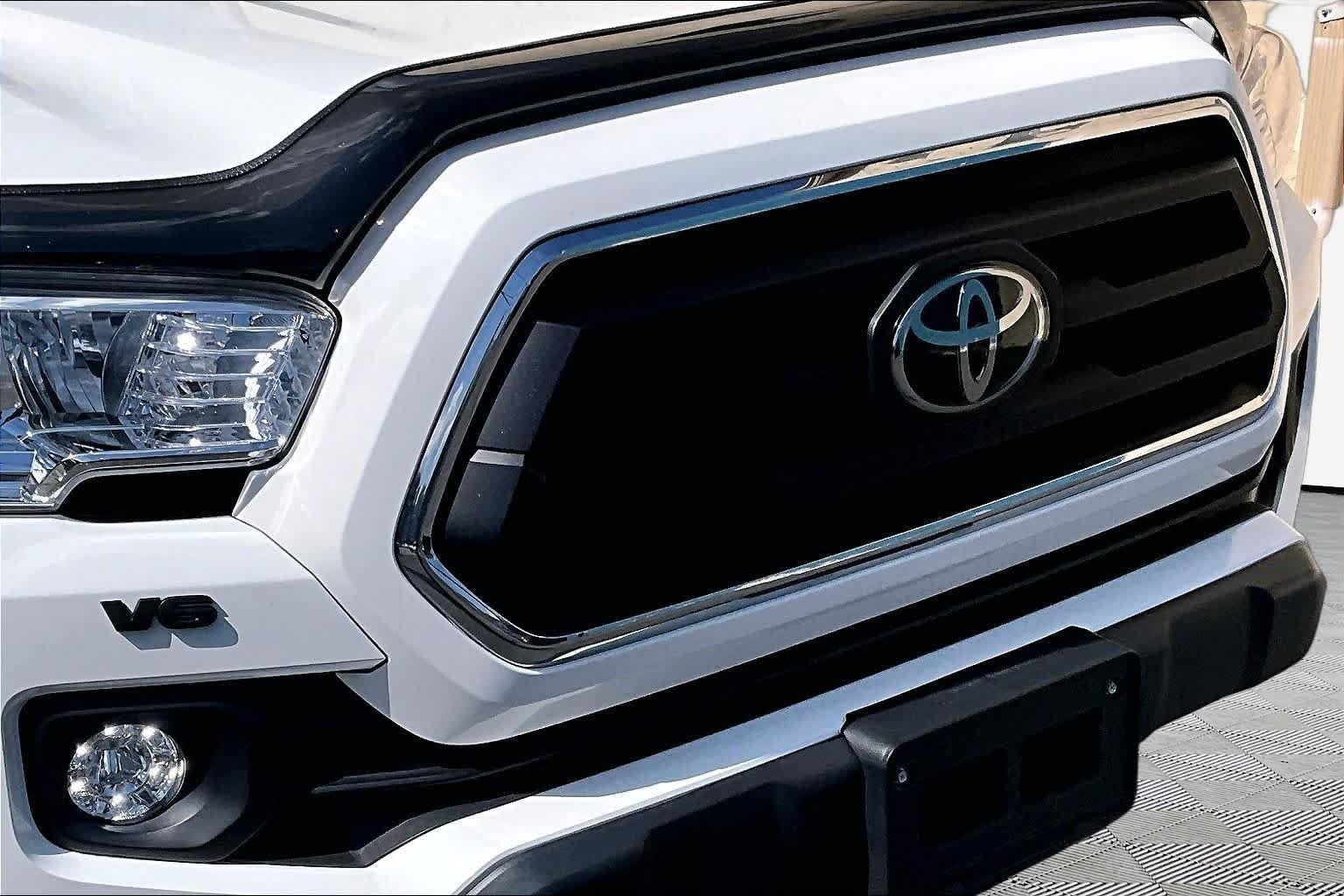 Used 2022 White Toyota SR5 image 30