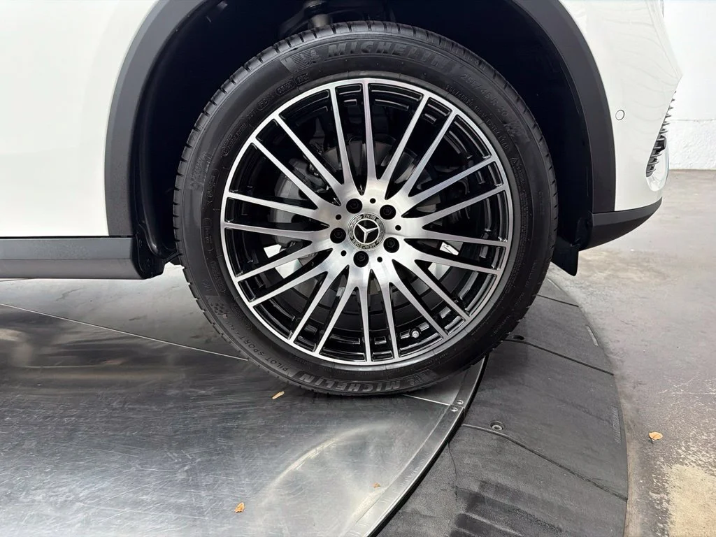 New 2027 White Mercedes-Benz GLC 300 image 9