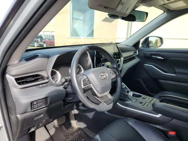 Certified Used 2022 Silver Toyota XLE image 11