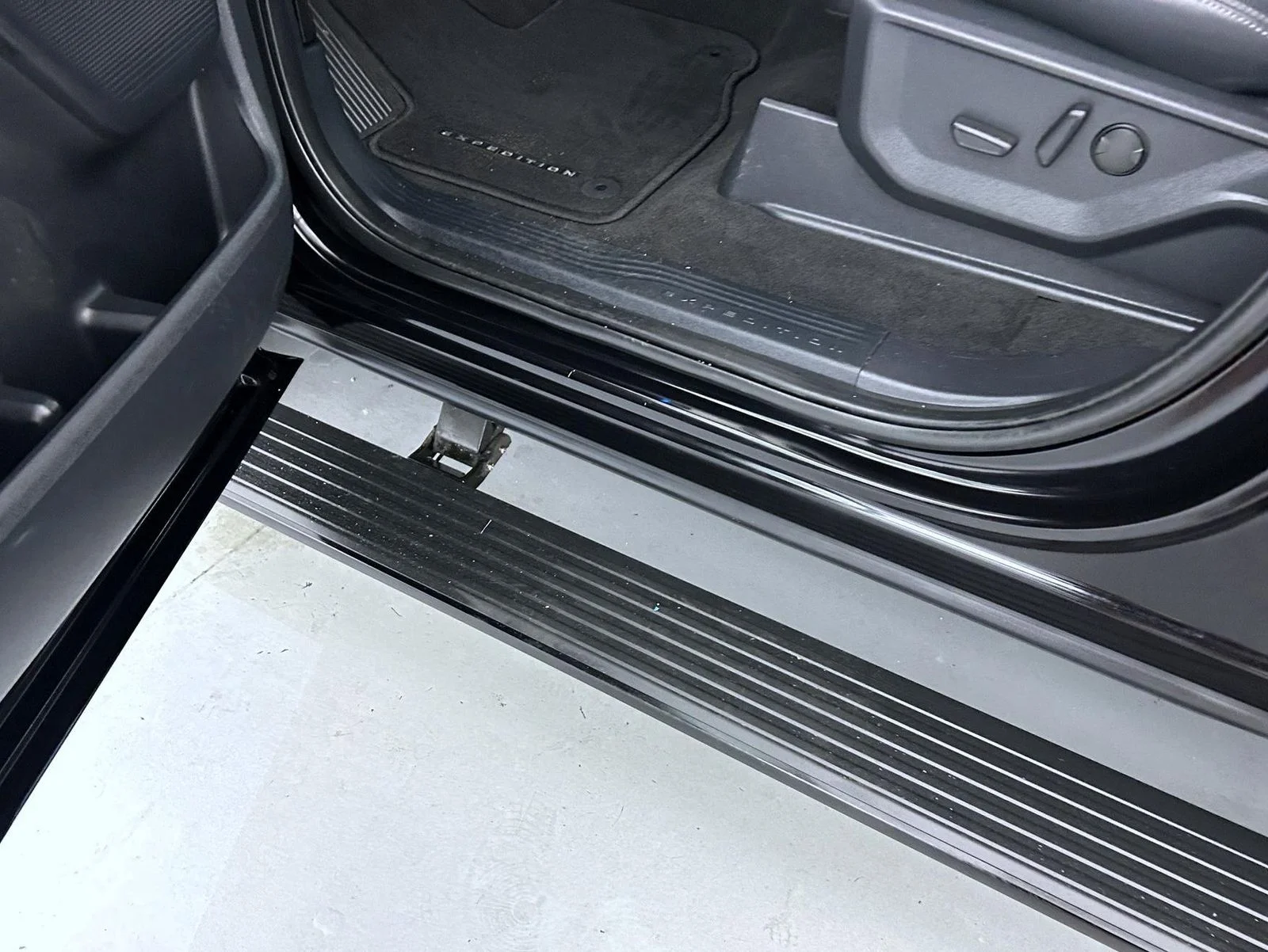 Used 2025 Black Ford Platinum image 9