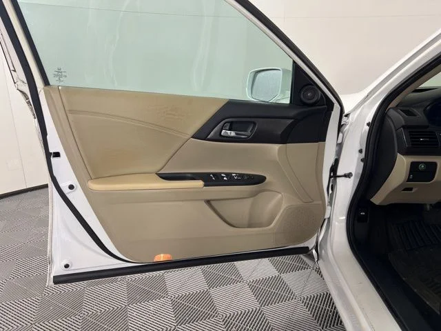 Used 2015 White Honda  image 11