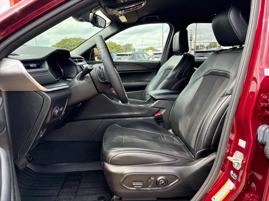 Used 2024 Red Jeep Altitude image 26
