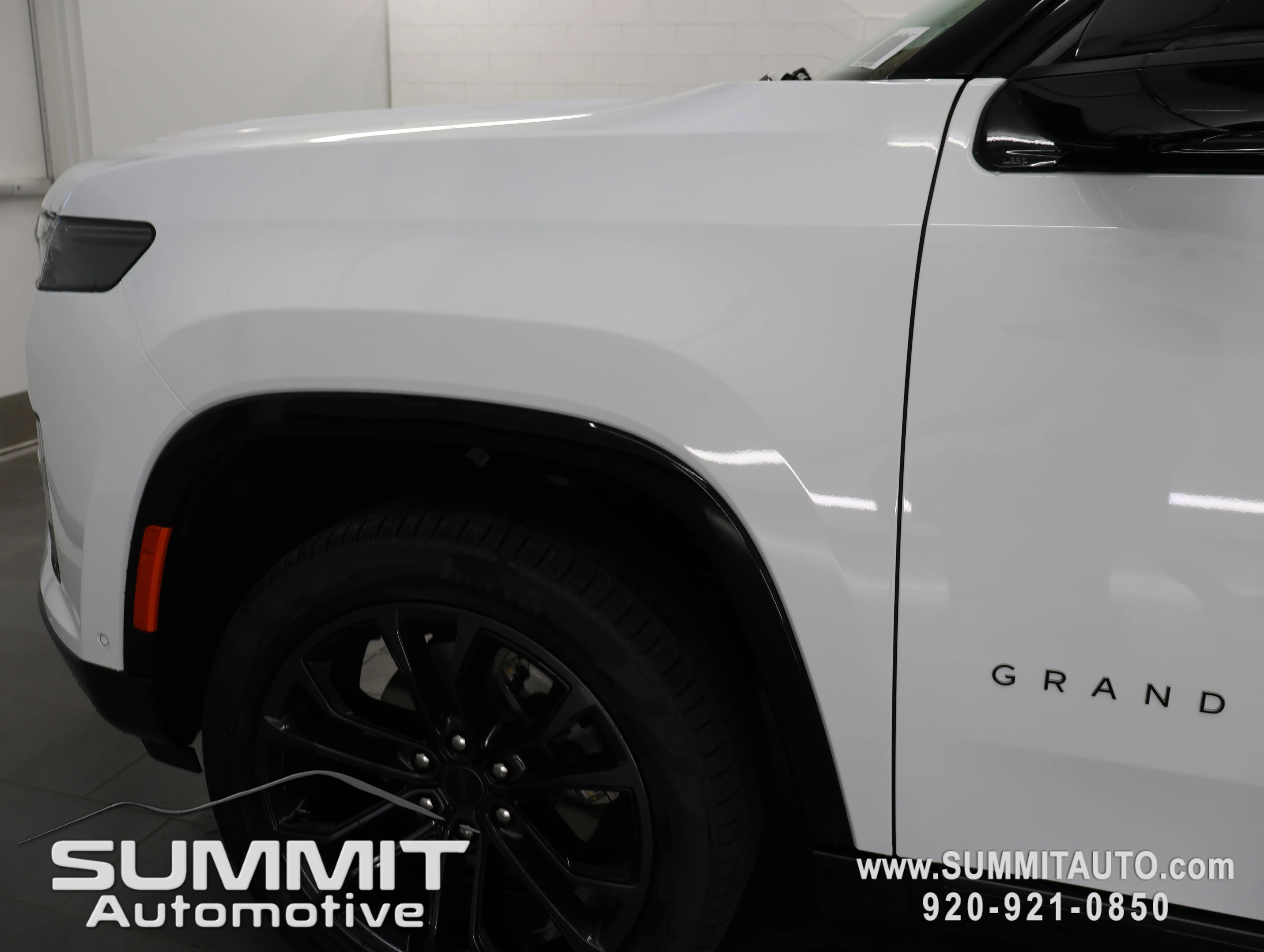 New 2026 Bright White Clear-Coat Exterior Paint Jeep Summit Obsidian image 40