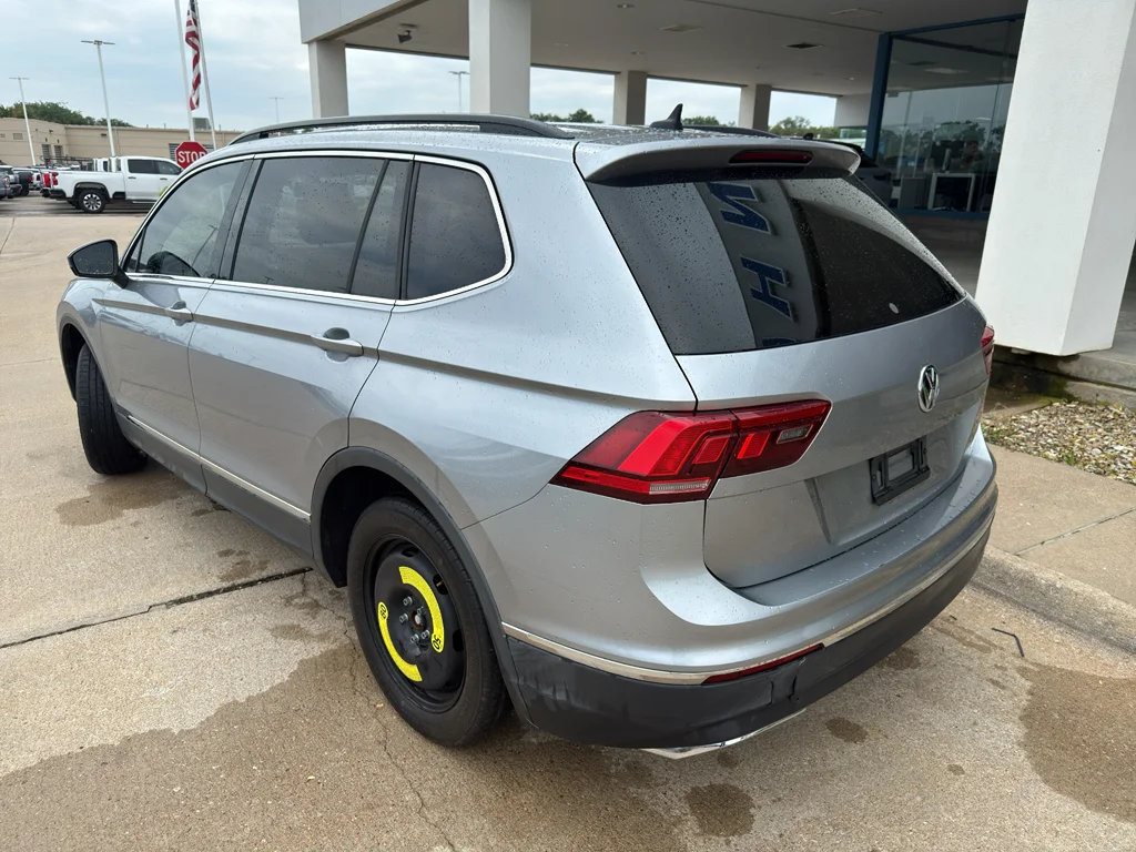 Used 2020 Pyrite Silver Metallic Volkswagen SE image 11
