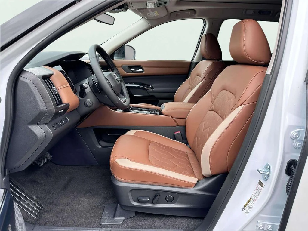 New 2026 Everest White Pearl/Black Nissan Platinum image 13