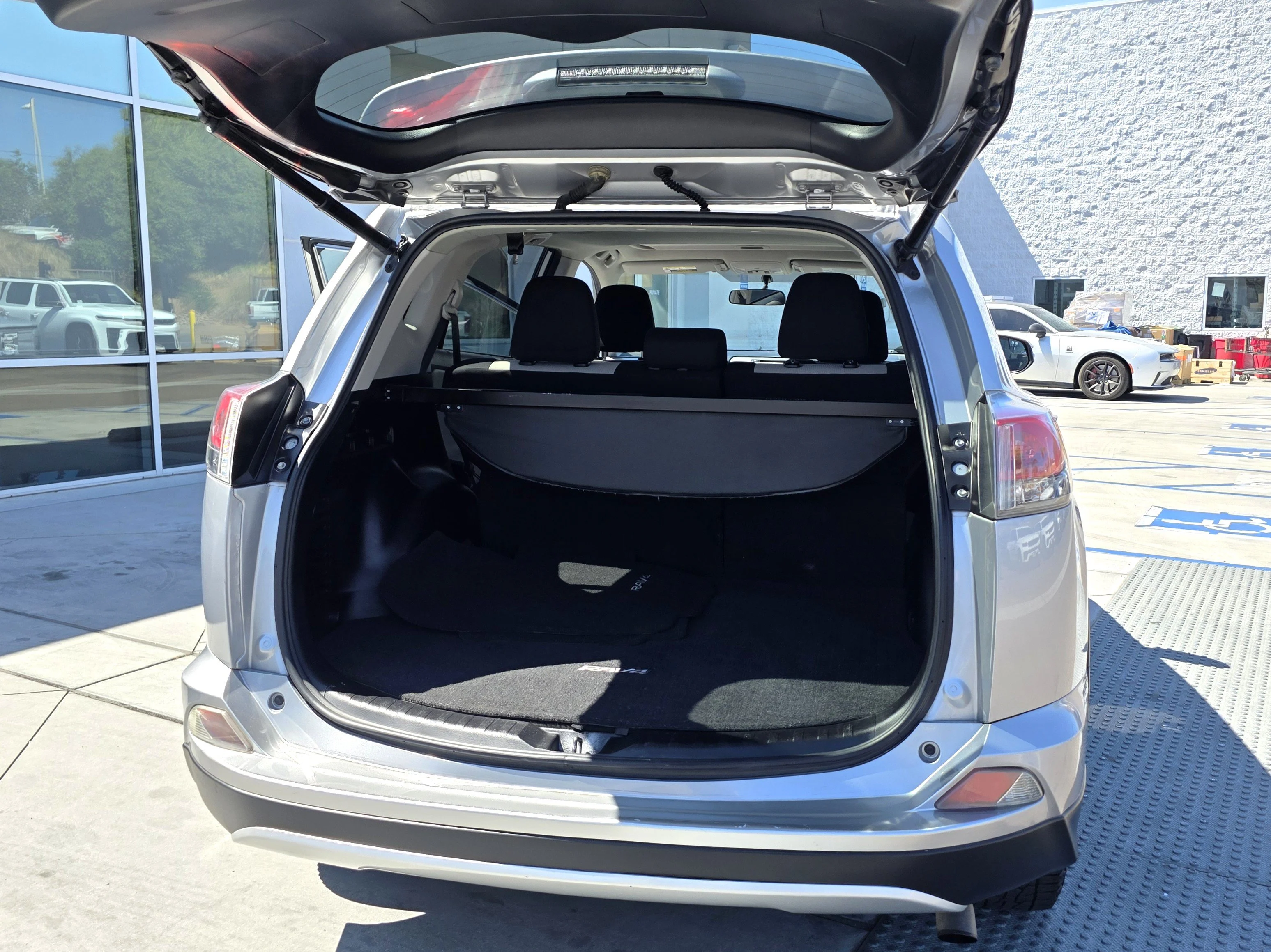 Used 2016 Silver Sky Metallic Toyota XLE image 19