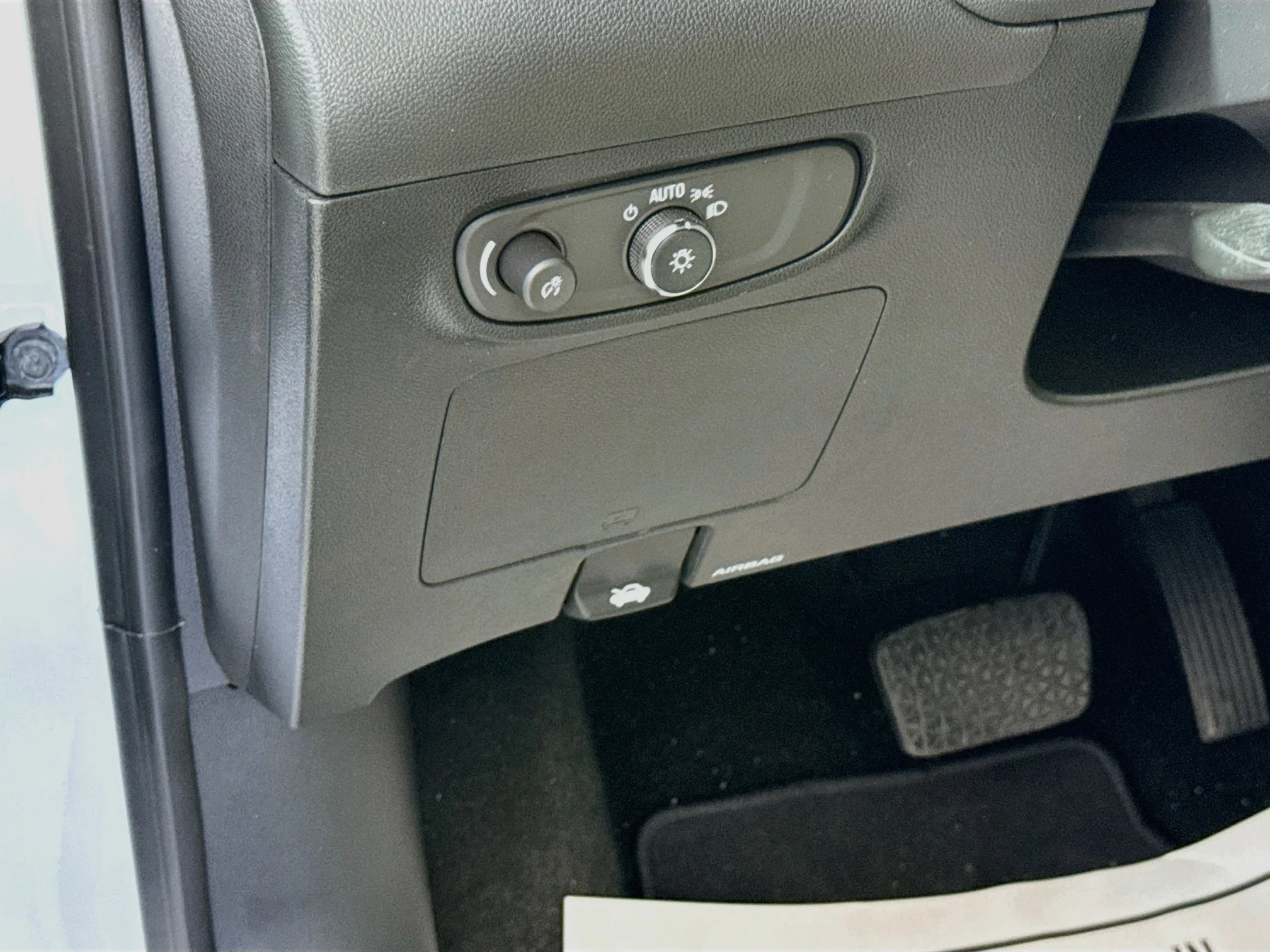 Used 2024 Summit White Buick Sport Touring image 10