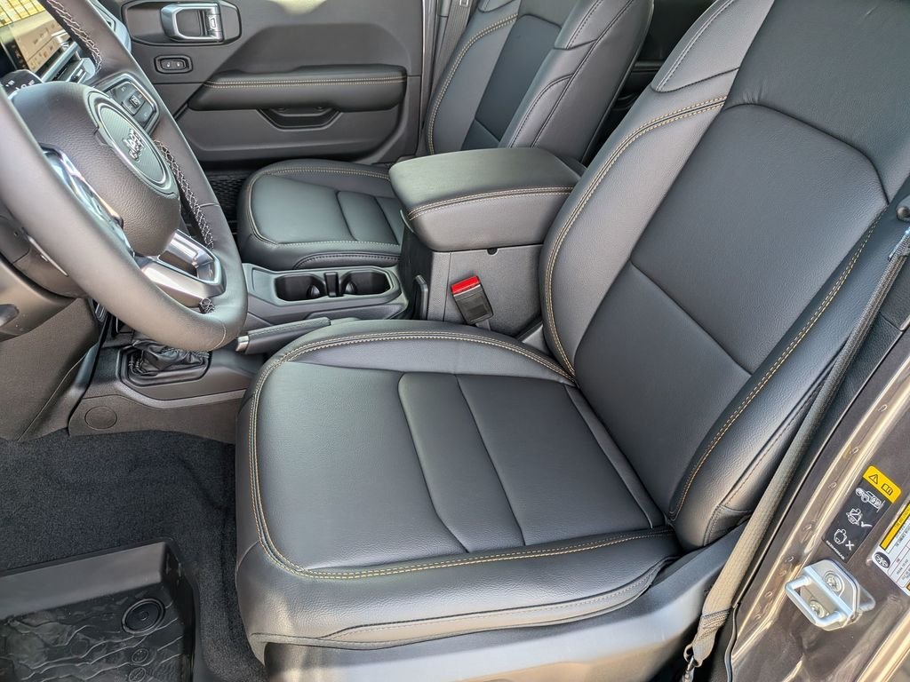 New 2026 Granite Crystal Metallic Clear-Coat Exterior Paint Jeep Sahara image 16