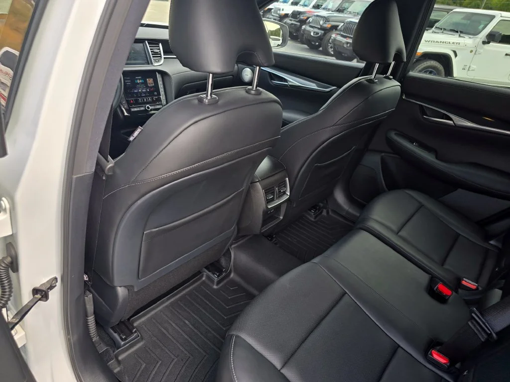 Used 2025 White INFINITI SPORT image 26