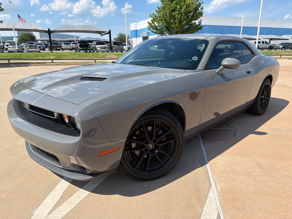 Used 2019 Gray Dodge SXT image 1