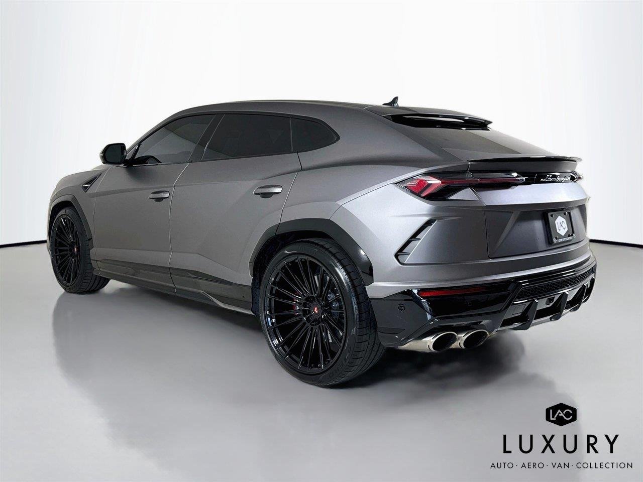Used 2022 Grigio Nimbus Matt/Verde Scandal Lamborghini Graphite Capsule image 8